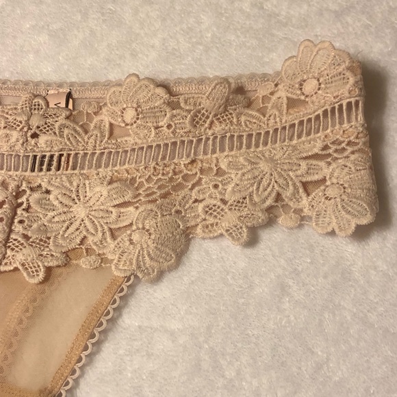 Victoria’s Secret NWT Crocheted Floral Lace Thong - Picture 2 of 4